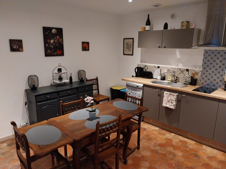 cuisine équipée salle à manger gite Auxerre 89 cuisine et salon du gîte la branchoise Auxerre, Branches, Joigny, Sens, Pontigny, Tonnerre, Puisaye, Yonne Bourgogne