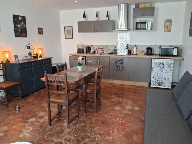 cuisine équipée salle à manger gite Auxerre 89 cuisine et salon du gîte la branchoise Auxerre, Branches, Joigny, Sens, Pontigny, Tonnerre, Puisaye, Yonne Bourgogne