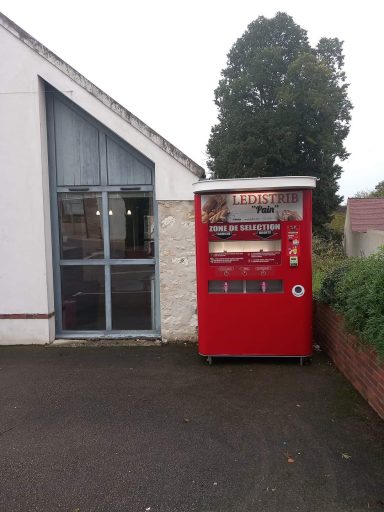 Distributeur à Pains et viennoiseries, 2min à pied du Gîte la Branchoise (situé en face de l'église sur le parking de la Mairie de Branches)