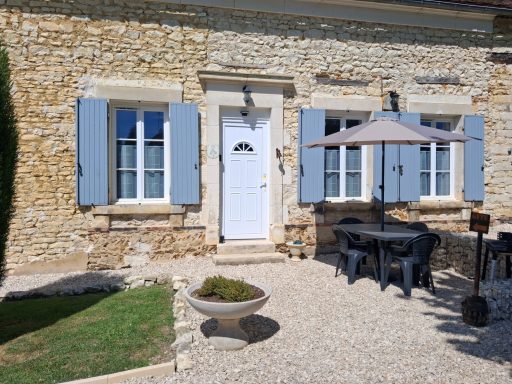 espace détente pour manger dehors devant le gite la Branchoise Auxerre Branche espace détente pour manger dehors devant le gite la Branchoise Auxerre Branche